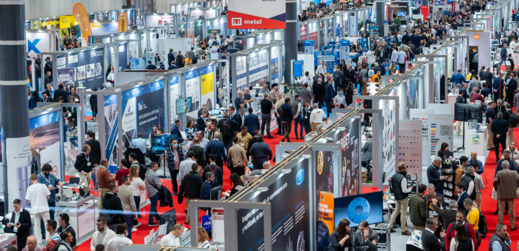 Vista general de Advanced Manufacturing Madrid con estands y visitantes en plena actividad.